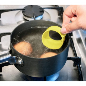 Dispozitiv de scos si servit oua fierte.Ustensila de bucatarie pentru scos oua fierte din oala si suport pentru servire oua fierte.