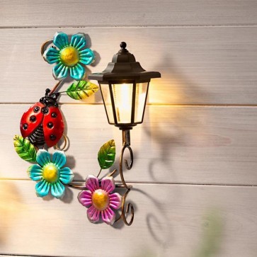 Lampa solara de perete cu felinar si decoratiune metalica gargarita, Happymax, 22x30x10 cm